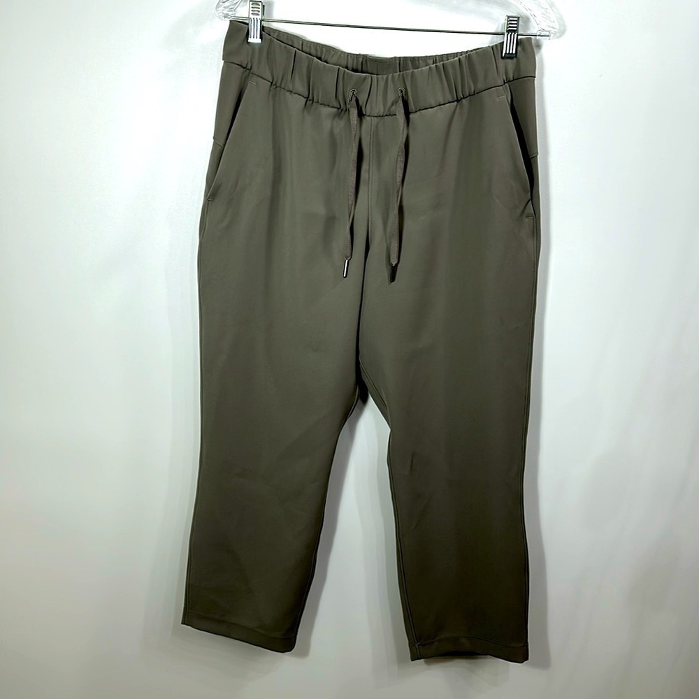 Lululemon Women’s Grey Crop Pants size 8